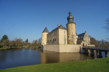 Alman muensterland 'inde bahar zamanı kaleler ve ağaçlar