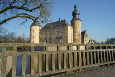 Alman muensterland 'inde bahar zamanı kaleler ve ağaçlar