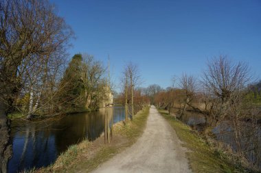 Alman muensterland 'inde bahar zamanı kaleler ve ağaçlar