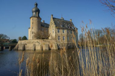 Alman muensterland 'inde bahar zamanı kaleler ve ağaçlar