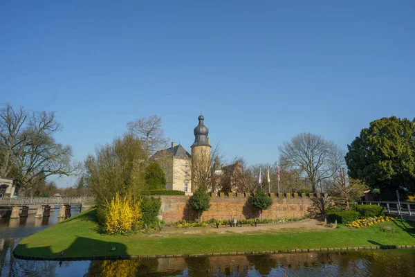 ドイツのミュンスターランドでは春に城や木が — ストック写真