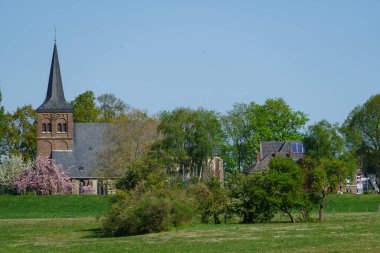 Almanya 'da Wesel şehrinin yakınlarındaki Ren nehri.