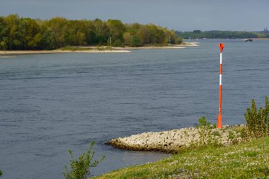 Almanya 'da Wesel şehrinin yakınlarındaki Ren nehri.