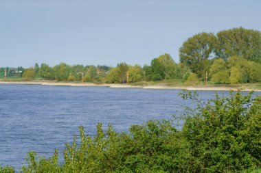 Almanya 'da Wesel şehrinin yakınlarındaki Ren nehri.