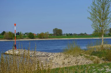 Almanya 'da Wesel şehrinin yakınlarındaki Ren nehri.