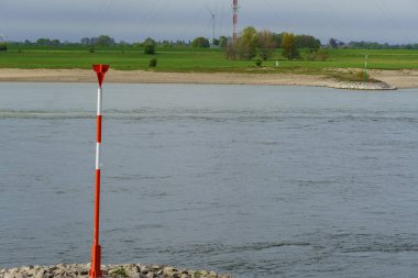 Almanya 'da Wesel şehrinin yakınlarındaki Ren nehri.