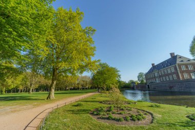 Almanya 'daki Ahaus Şatosu' nda bahar geldi.
