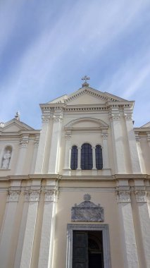Korsika Akdeniz 'de güzel bir Fransız adasıdır.