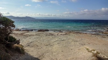 Sardunya Akdeniz 'de güzel bir İtalyan adasıdır.