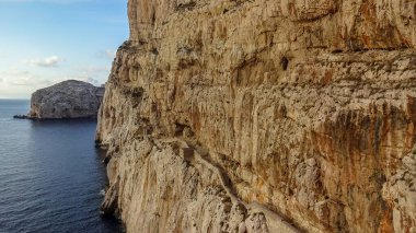 Sardunya Akdeniz 'de güzel bir İtalyan adasıdır.