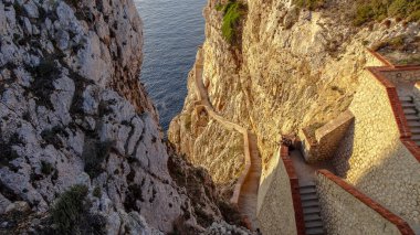 Sardunya Akdeniz 'de güzel bir İtalyan adasıdır.