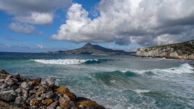 Sardunya Akdeniz 'de güzel bir İtalyan adasıdır.