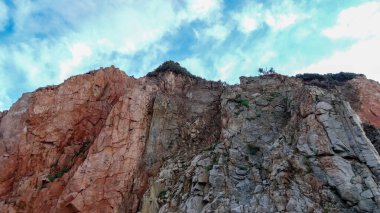 Sardunya Akdeniz 'de güzel bir İtalyan adasıdır.