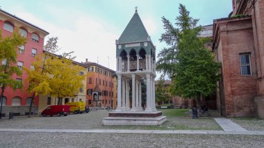 Bolonya popüler bir İtalyan şehridir.