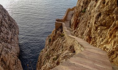 Sardunya Akdeniz 'de güzel bir İtalyan adasıdır.