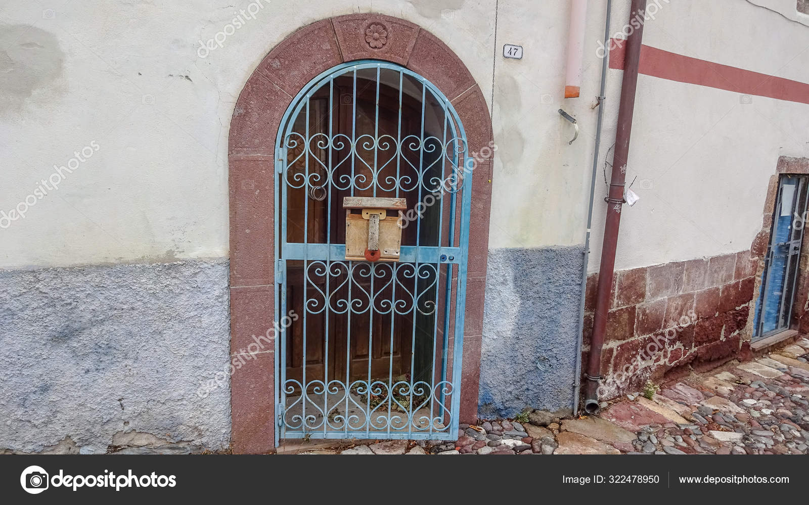 Puertas y puertas de madera antiguas en el patio del castillo. — Foto