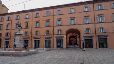 Bolonya popüler bir İtalyan şehridir.