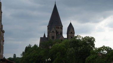 Metz, Fransa 'nın Lorraine şehrinde güzel bir şehirdir.