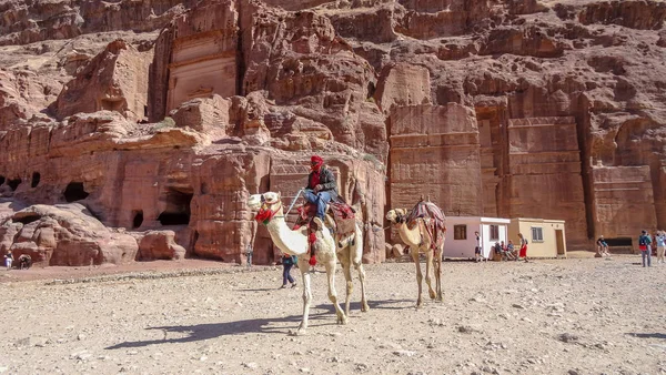 Petra est une ville ancienne en Jordanie — Photo