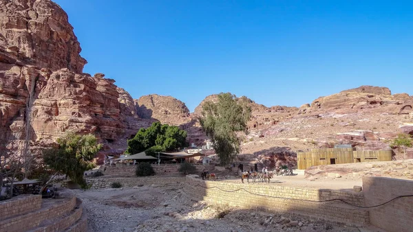 Petra est une ville ancienne en Jordanie — Photo