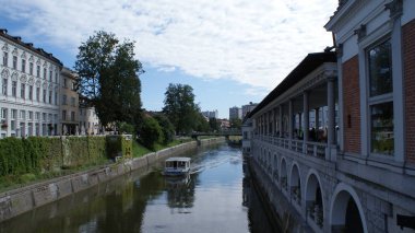 Ljubljana Slovenya 'nın başkentidir, güzel bir şehirdir.
