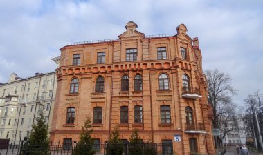 Minsk 'in geniş sokakları. Kaldırımlar, büyük binalar, güzel evler. İnsanlar olmadan, sessiz ve sessiz..