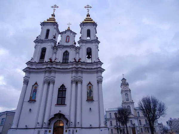 ヴィテブスク Vitebsk 東ヨーロッパのベラルーシの都市 美しい古い教会 広い通り 快適な広場 とてもクールだ — ストック写真