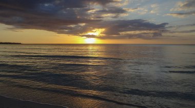 İnanılmaz Jamaika renkleri. Negrier 'de gün batımı, Karayip Denizi' ne bir gezi. Harika güneş