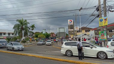 Karayip Denizi, Jamaika. Parlak bitki örtüsü ve Ocho Rios şehrinin yaşamı. Yıl boyunca tatil için büyüleyici bir tatil yeri.