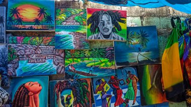 Karayip Denizi, Jamaika. Parlak bitki örtüsü ve Ocho Rios şehrinin yaşamı. Yıl boyunca tatil için büyüleyici bir tatil yeri.