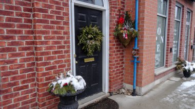 Cambridge 'in küçük ve rahat şehri. Kanada güzel binaları ve duygusal insanları olan bir ülkedir.