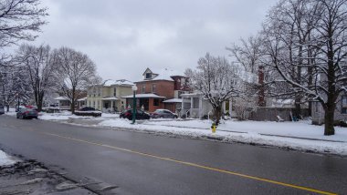 Cambridge 'in küçük ve rahat şehri. Kanada güzel binaları ve duygusal insanları olan bir ülkedir.