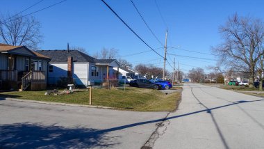 Kanada 'nın küçük Grimsby kasabası dinlenmek ve yürümek için harika bir yer. Küçük evler, parlak bitki örtüsü, su..