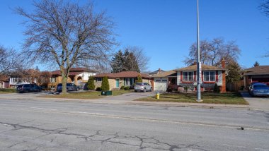 Kanada 'nın küçük Grimsby kasabası dinlenmek ve yürümek için harika bir yer. Küçük evler, parlak bitki örtüsü, su..