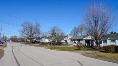 Kanada 'nın küçük Grimsby kasabası dinlenmek ve yürümek için harika bir yer. Küçük evler, parlak bitki örtüsü, su..