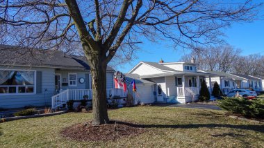 Kanada 'nın küçük Grimsby kasabası dinlenmek ve yürümek için harika bir yer. Küçük evler, parlak bitki örtüsü, su..