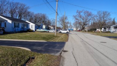 Kanada 'nın küçük Grimsby kasabası dinlenmek ve yürümek için harika bir yer. Küçük evler, parlak bitki örtüsü, su..