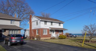 Kanada 'nın küçük Grimsby kasabası dinlenmek ve yürümek için harika bir yer. Küçük evler, parlak bitki örtüsü, su..