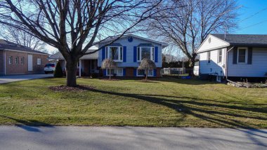 Kanada 'nın küçük Grimsby kasabası dinlenmek ve yürümek için harika bir yer. Küçük evler, parlak bitki örtüsü, su..