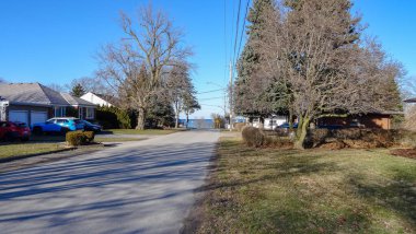 Kanada 'nın küçük Grimsby kasabası dinlenmek ve yürümek için harika bir yer. Küçük evler, parlak bitki örtüsü, su..