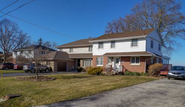 Kanada 'nın küçük Grimsby kasabası dinlenmek ve yürümek için harika bir yer. Küçük evler, parlak bitki örtüsü, su..