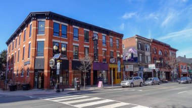 Kanada 'nın Ontario eyaletindeki Hamilton şehrinde şelaleler. İnanılmaz orman, kış ve bahar havası, dinlenmek için harika yerler.