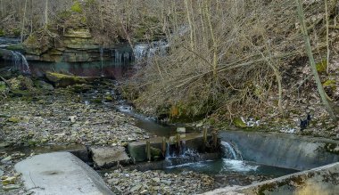 Kanada 'nın Ontario eyaletindeki Hamilton şehrinde şelaleler. İnanılmaz orman, kış ve bahar havası, dinlenmek için harika yerler.