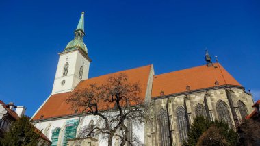 Bratislava 'daki eski merkez. Slovakya mimarisi basit ama çok güzeldir. Slovakya 'nın başkentinde harika evler. Saray ve sokaklar.