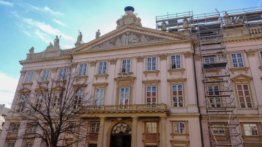 Bratislava 'daki eski merkez. Slovakya mimarisi basit ama çok güzeldir. Slovakya 'nın başkentinde harika evler. Saray ve sokaklar.