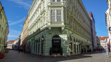 Bratislava 'daki eski merkez. Slovakya mimarisi basit ama çok güzeldir. Slovakya 'nın başkentinde harika evler. Saray ve sokaklar.