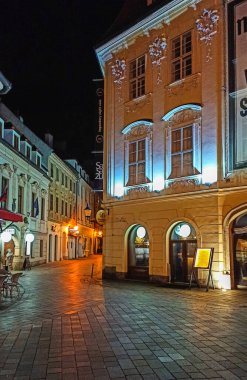 Bratislava 'daki eski merkez. Slovakya mimarisi basit ama çok güzeldir. Slovakya 'nın başkentinde harika evler. Saray ve sokaklar.