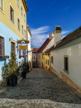 Bratislava 'daki eski merkez. Slovakya mimarisi basit ama çok güzeldir. Slovakya 'nın başkentinde harika evler. Saray ve sokaklar.