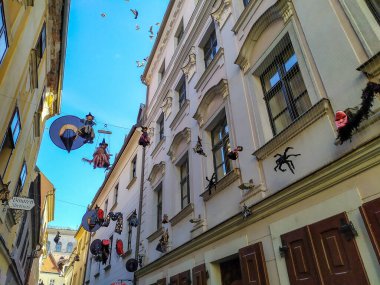 Bratislava 'daki eski merkez. Slovakya mimarisi basit ama çok güzeldir. Slovakya 'nın başkentinde harika evler. Saray ve sokaklar.