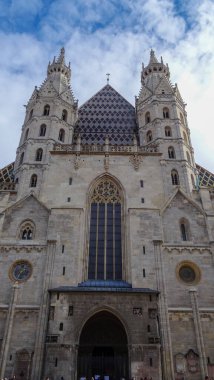 Damarlar müzik ve ışık saraylarının şehridir. Parklar, güzel mimari, çarpıcı katedral, lezzetli yemekler. Harika sokaklar.